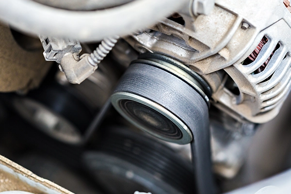 Accessory belt connected to alternator pulley